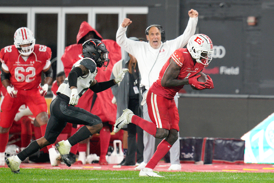 football players running down the field